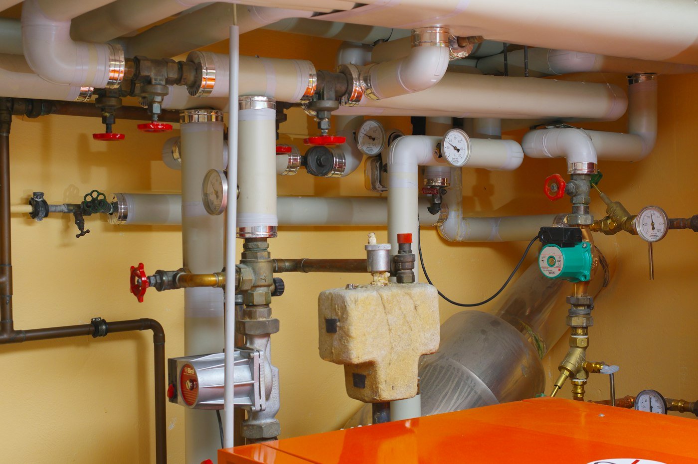 Building plumbing pipework and valves