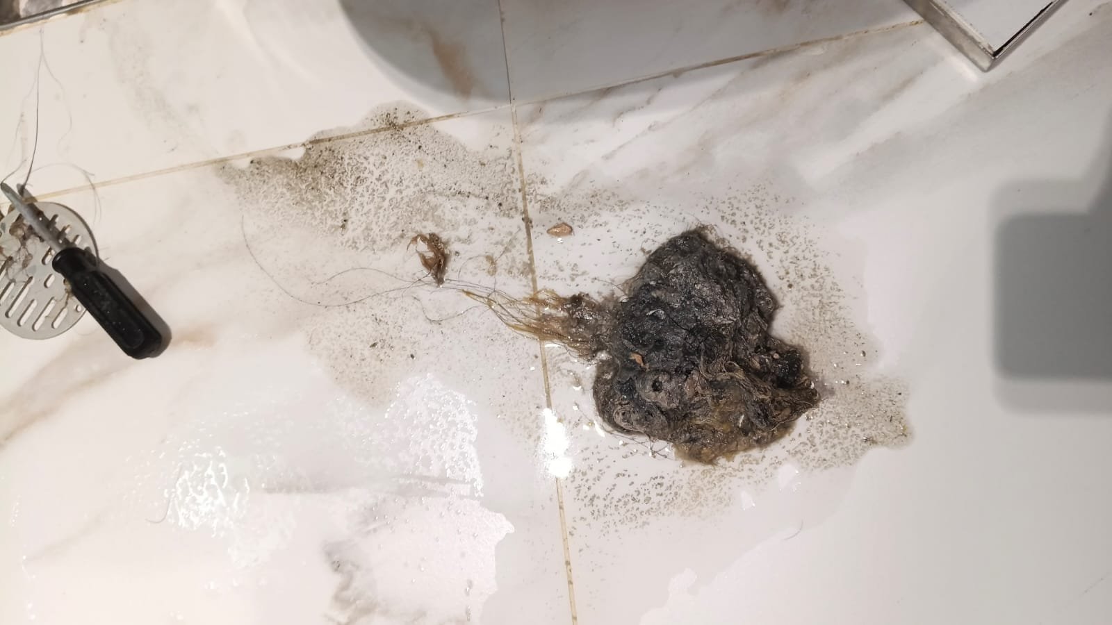 Drain cleaning with high-pressure equipment and hose